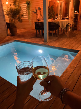 Apéritif au bord de la piscine
