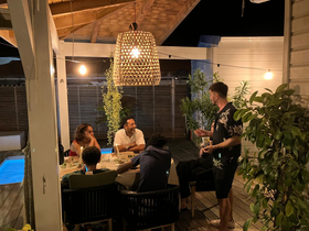 Dîner avec piscine extérieure