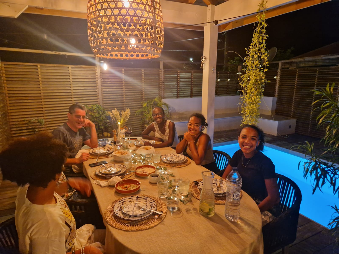 Repas convivial à Sainte-Anne en Guadeloupe